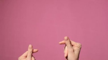 Aşk konsepti. Pembe arka planda izole edilmiş.