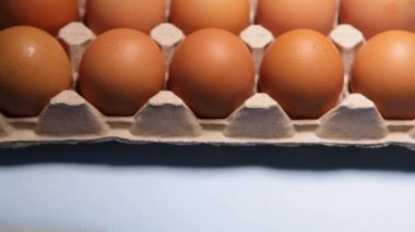 Mavi arka planda tavuk yumurtası ambalajı. 