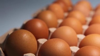 Mavi arka planda tavuk yumurtası ambalajı. 