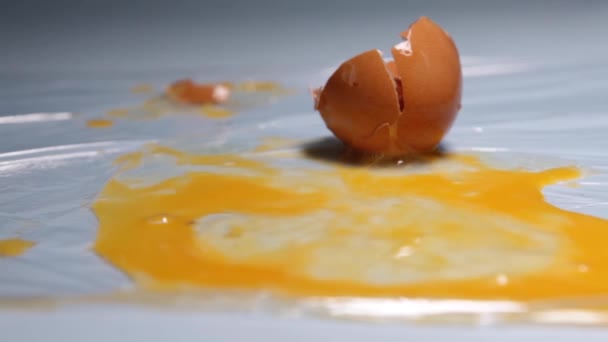 El huevo cae sobre la mesa. — Vídeo de stock