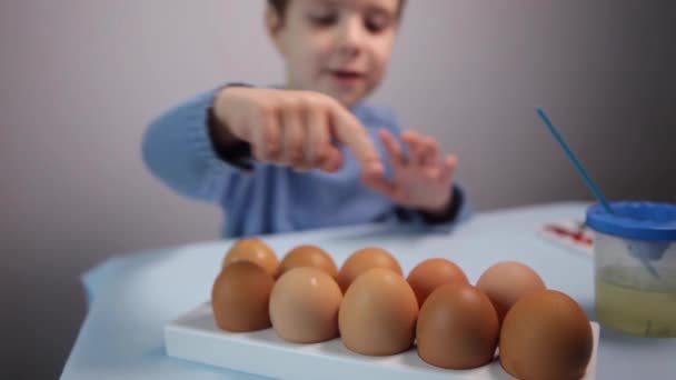 一个小孩画一个复活节彩蛋. — 图库视频影像