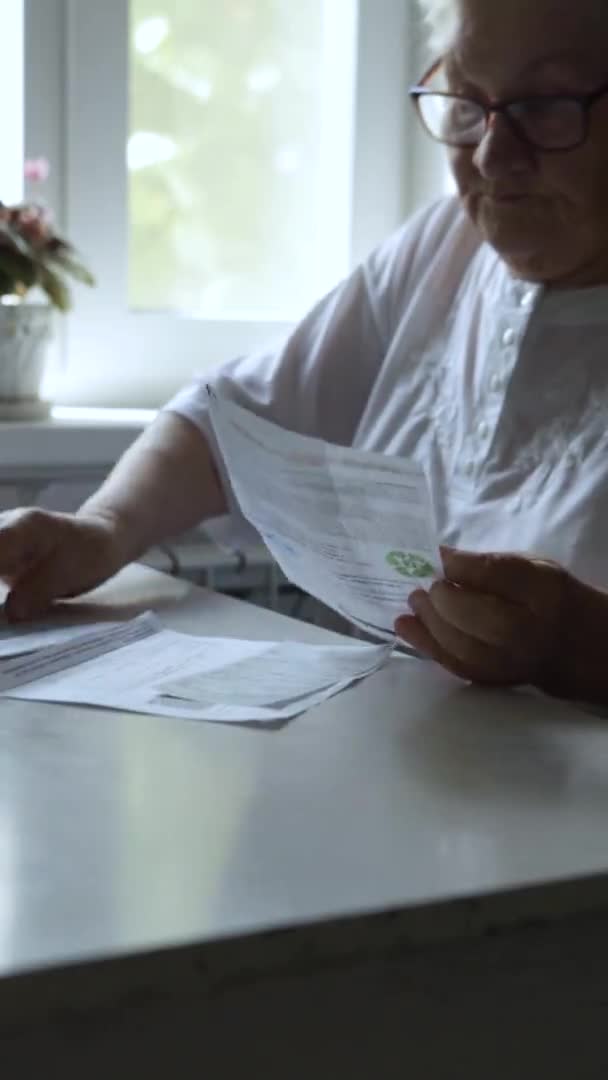 Senior Femme vérifie les documents — Video