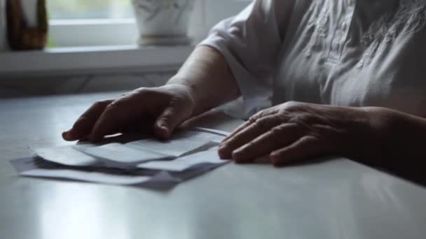 Starší žena kontroluje dokumenty — Stock video