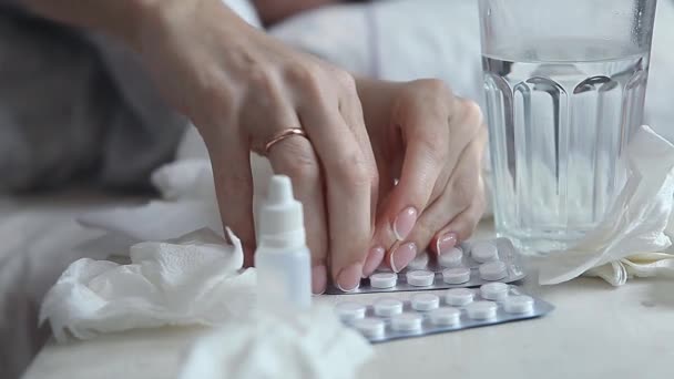 Руки крупним планом виймають таблетки з пакету — стокове відео