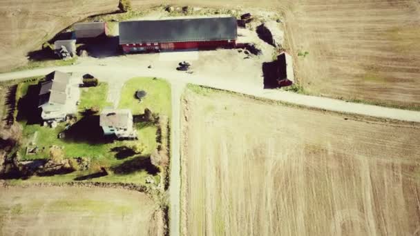 Großes Bauernhaus mit Feld — Stockvideo