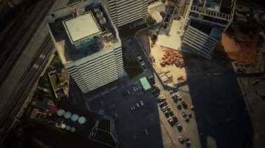 Otoparkı olan tipik küçük kasaba alışveriş merkezinin hava manzarası