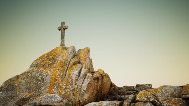 Cruz de piedra en la roca Beg Ar Groas — Vídeo de stock