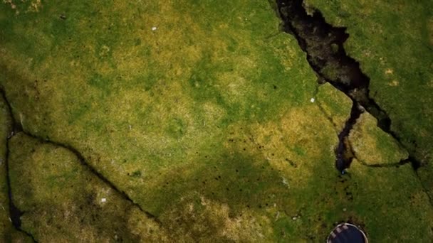 Αεροφωτογραφία του πράσινου τοπίου στις Νήσους Φερόε — Αρχείο Βίντεο