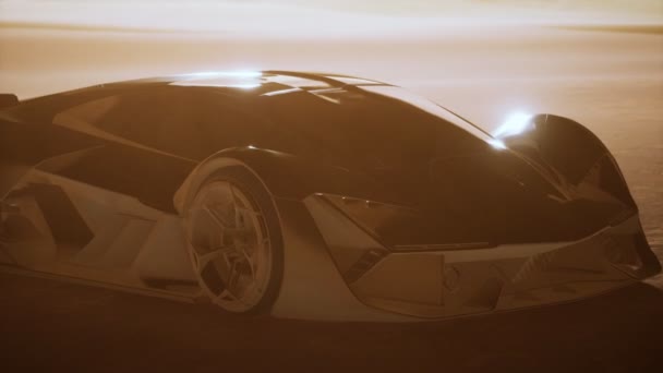 Çölde gün batımında süper araba — Stok video