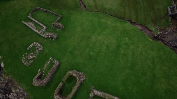 Campos de grama verde das Ilhas Faroé — Vídeo de Stock