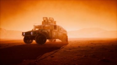 Askeri devriye arabası çöl fırtınasında gün batımında