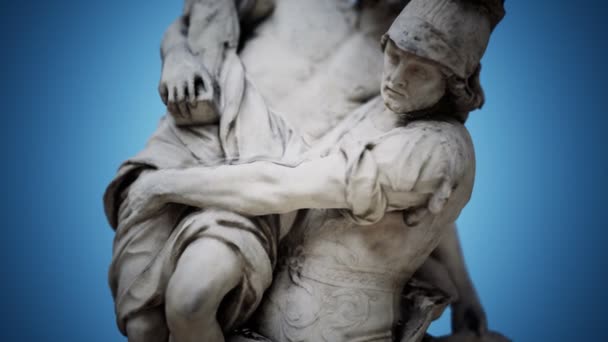 Standbeeld van een Trojaanse held Aeneas die zijn ouderwetse vader Anchises redt — Stockvideo