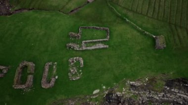 Faroe Adaları 'nın yeşil çimen tarlaları