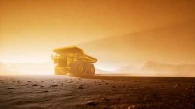 Kariyerinde büyük sarı maden kamyonu tozlandı.