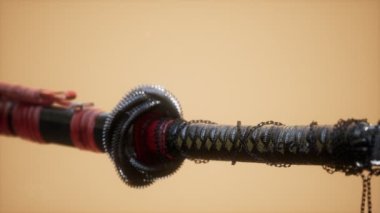 Parlak arkaplanda süsleri olan Asyalı bir katana.