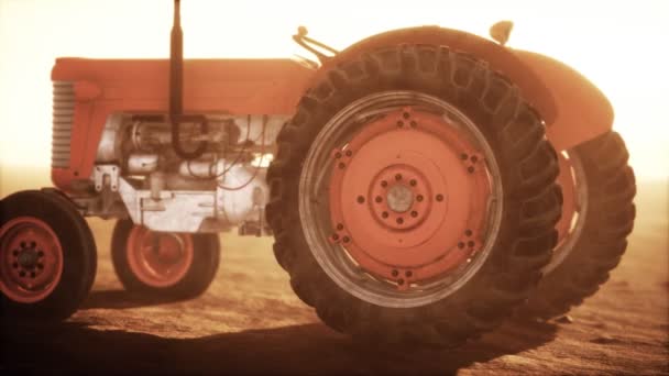 Tractor retro vintage en una granja en el desierto — Vídeos de Stock