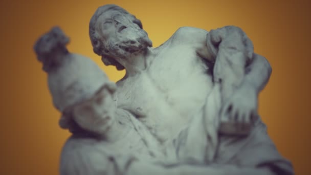 Άγαλμα ενός Δούρειου ήρωα Αινείας που σώζει τον γηρασμένο πατέρα του — Αρχείο Βίντεο