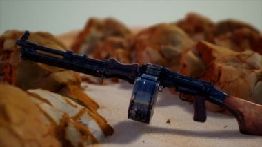 Kumsalda makineli tüfek