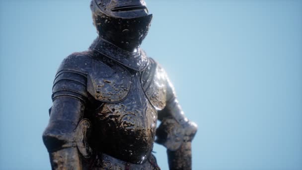 Ortaçağ şövalyesinin zırhı. Askerin metal koruması. — Stok video
