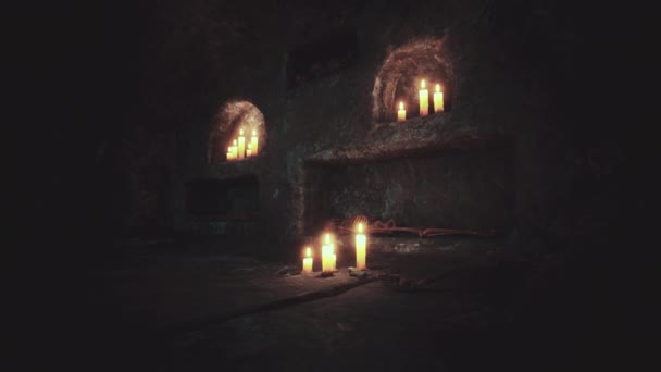 Viejas catacumbas oscuras con velas — Vídeo de stock