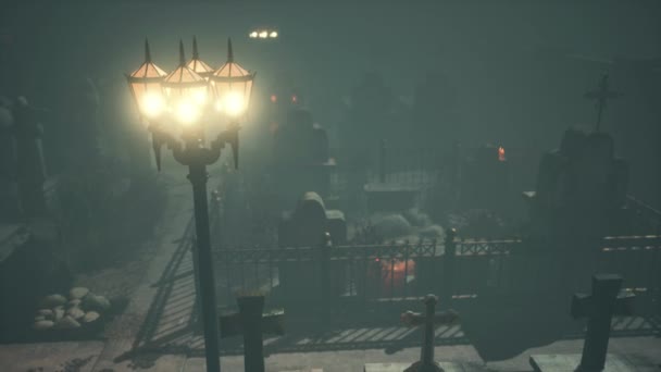 Molto vecchio cimitero nebbioso e inquietante nella nebbia di notte — Video Stock