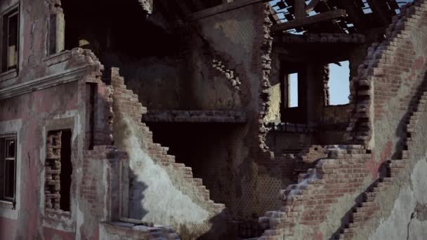 Edifício arruinado abandonado após a guerra — Vídeo de Stock