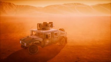 Askeri devriye arabası çöl fırtınasında gün batımında