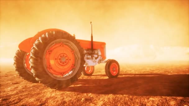 Tractor retro vintage en una granja en el desierto — Vídeo de stock