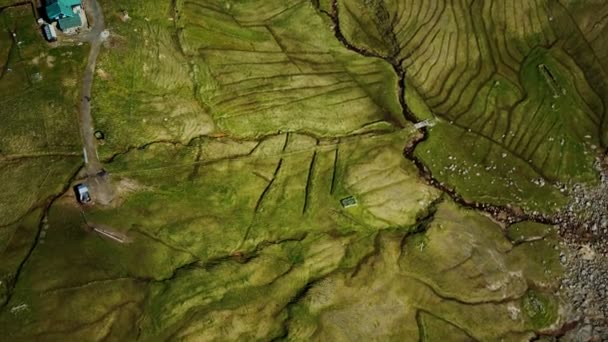 Vista aerea del paesaggio verde nelle Isole Faroe — Video Stock