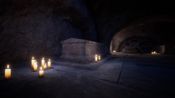 Oude donkere catacomben met kaarsen — Stockvideo