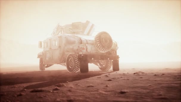 砂漠の嵐の中で日没の軍事パトロール車 — ストック動画