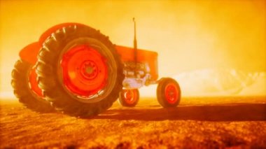 Çöldeki bir çiftlikte antika traktör.