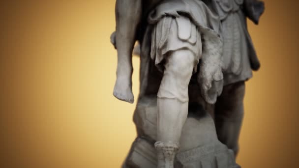 Άγαλμα ενός Δούρειου ήρωα Αινείας που σώζει τον γηρασμένο πατέρα του — Αρχείο Βίντεο