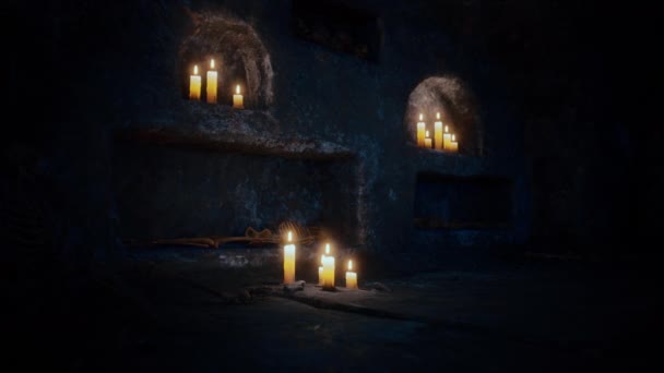 Staré tmavé katakomby se svíčkami — Stock video