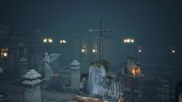 Cementerio muy viejo brumoso y espeluznante en la niebla por la noche Imágenes de stock libres de derechos