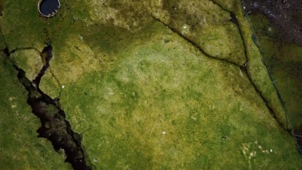 Vista aérea del paisaje verde en las Islas Feroe — Vídeo de stock