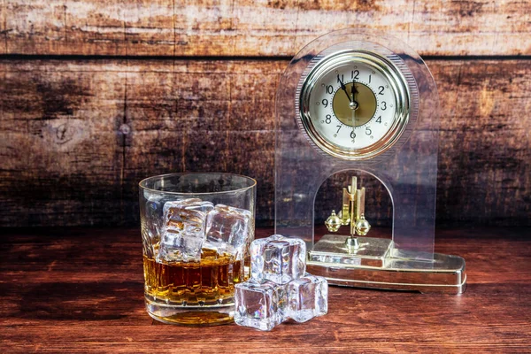 Nober Drink Whiskey Rocks Kristalltuber Stillleben Mit Glas Und Uhr — Fotografia de Stock