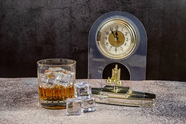 Nober Drink Whiskey Rocks Kristalltuber Stillleben Mit Glas Und Uhr — Fotografia de Stock