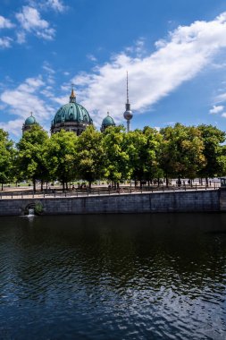 Blick ueber die Spree auf Dom und Fernsehturm Berlin 'de