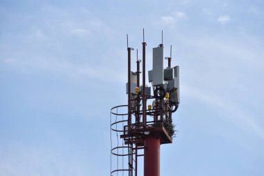 Telekomünikasyon kulesi 4G ve 5G hücresel. Üs İstasyonu ya da Üs Alıcı İstasyonu. Kablosuz İletişim Anten Vericisi. Mavi gökyüzüne karşı antenli telekomünikasyon kulesi.