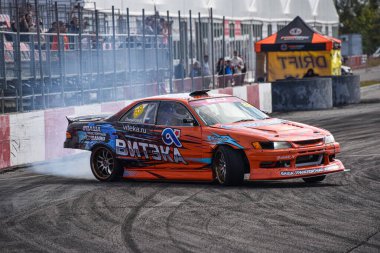 VLADIVOSTOK, RUSSIA - 02 Ekim: araba drift, spor araba tekerlekleri sürükleniyor ve pistte çok duman var. Rus akıntısı RDS 'yi 2 Ekim 2021' de sınırsız gösteriyor..