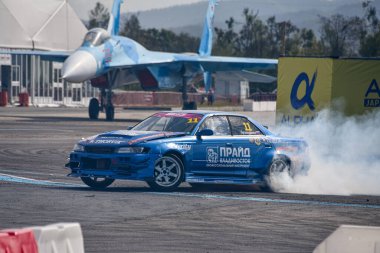 VLADIVOSTOK, RUSSIA - 02 Ekim: araba drift, spor araba tekerlekleri sürükleniyor ve pistte çok duman var. Rus akıntısı RDS 'yi 2 Ekim 2021' de sınırsız gösteriyor..