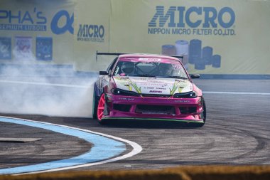 VLADIVOSTOK, RUSSIA - 02 Ekim: araba drift, spor araba tekerlekleri sürükleniyor ve pistte çok duman var. Rus akıntısı RDS 'yi 2 Ekim 2021' de sınırsız gösteriyor..