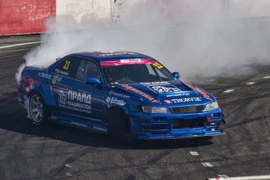 VLADIVOSTOK, RUSSIA - 02 Ekim: araba drift, spor araba tekerlekleri sürükleniyor ve pistte çok duman var. Rus akıntısı RDS 'yi 2 Ekim 2021' de sınırsız gösteriyor..