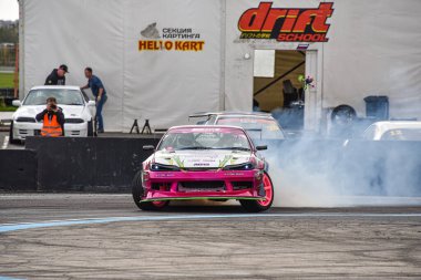 VLADIVOSTOK, RUSSIA - 02 Ekim: araba drift, spor araba tekerlekleri sürükleniyor ve pistte çok duman var. Rus akıntısı RDS 'yi 2 Ekim 2021' de sınırsız gösteriyor..