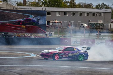VLADIVOSTOK, RUSSIA - 02 Ekim: araba drift, spor araba tekerlekleri sürükleniyor ve pistte çok duman var. Rus akıntısı RDS 'yi 2 Ekim 2021' de sınırsız gösteriyor..