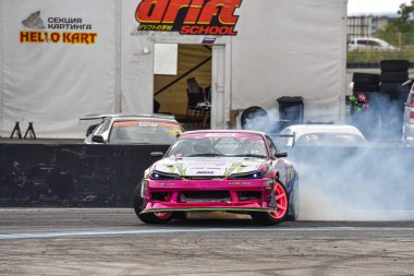 VLADIVOSTOK, RUSSIA - 02 Ekim: araba drift, spor araba tekerlekleri sürükleniyor ve pistte çok duman var. Rus akıntısı RDS 'yi 2 Ekim 2021' de sınırsız gösteriyor..
