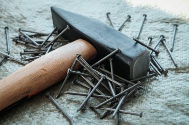 El aletleri, eski aletler. İnşaat yüzeyinde çekiç ve çivi var. Yakın plan..