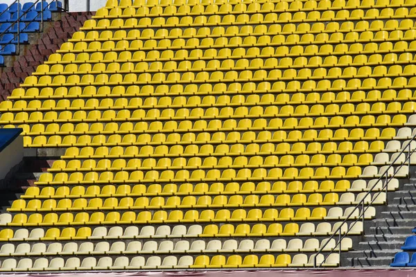 Viele Reihen Mit Gelben Sitzen Für Menschen Auf Dem Fußballplatz — Stockfoto