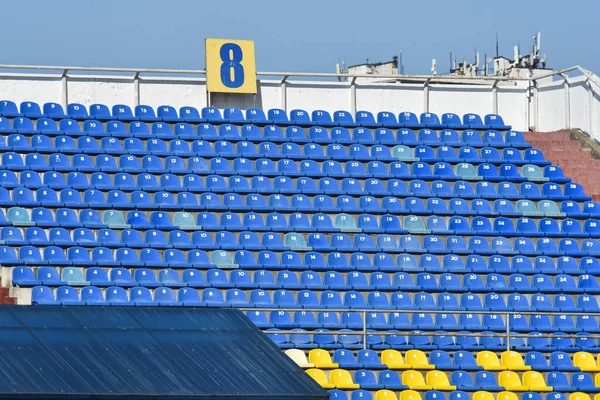 Tribune Fanoušků Stadionu Spousta Řad Modrými Žlutými Sedadly Pro Lidi — Stock fotografie
